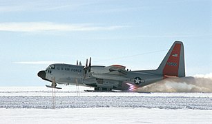 Eine LC-130 Hercules hebt mit Hilfe von JATO-Raketen von einer Schneeoberfläche ab