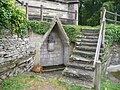 Chapelle Notre-Dame de Lambader : la fontaine du mur sud de la chapelle et sa pietà.