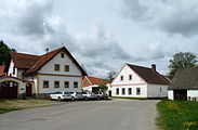 Čeština: Domy čp. 26 a 7 ve vsi Leština patřící pod město Strmilov v okrese Jindřichův Hradec, Jihočeský kraj. English: Houses No 26 and 7 in the village of Leština, Strmilov, Jindřichův Hradec District, South Bohemian Region, Czech Republic.