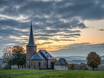 34. Platz: ermell mit St.Clemens Kirche in Neudorf bei Weismain in Oberfranken