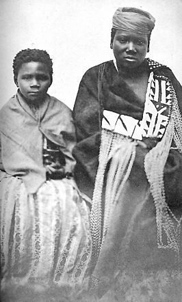 Nongqawuse (rechts) met mede-profetes Nonkosi