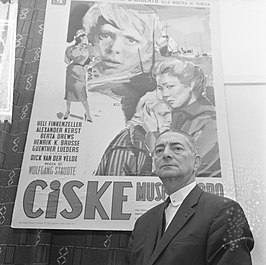 Filmproducent Hans Boekman voor een Italiaanse poster van de Duitse versie van de film