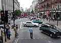 牛津街是一條繁忙的街道，每日平均流量達50萬人次