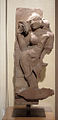 Apsara au miroir, dans la pose en triple flexion : tribhanga. Lourdes parures au cou et aux oreilles, ceinture de joyaux sur dhoti transparente. Khajurâho, Xe – XIe siècle. Grès rose. H. 58 cm. Inde du Nord