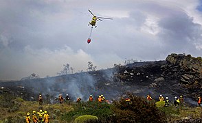 CONAF combate incendio de Valparaíso 01.jpg