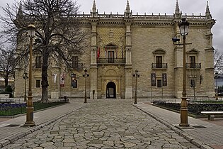 Fachada principal del Colegio Mayor Santa Cruz (Valladolid) (1486-1491), atribuida a Lorenzo Vázquez de Segovia y alterada en el siglo XVIII