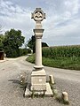 Wegkreuz im Ortsteil Les Trois Fourneaux