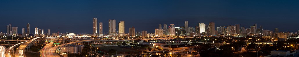 Una Noche Downtown Miami skyline