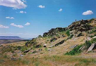 Ulm Pishkun. Buffalo Jump, a SW di Great Falls, Montana. I Piedi Neri spingevano i bisonti dalle scogliere in autunno per assicurarsi l'approvvigionamento invernale. I Piedi Neri usarono queste aree fino al 1850.[102]