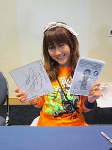 Haruko Momoi di sebuah acara penandatanganan autografi di FanimeCon 2010 di San Jose, California, A.S..