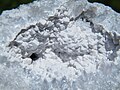 Quarzdruse mit Calcit und weißem Kaolinit-Überzug aus St. Francisville, Clark County (Missouri), USA (Geodengröße: 4" × 3" × 2,5"; entspricht 10,16 × 7,62 × 6,35 cm)