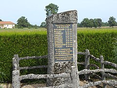 Les Merles, stèle à la mémoire des fusillés du 28 avril 1944.