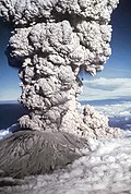 Panache volcanique au-dessus du volcan le 18 mai 1980.