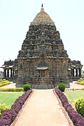 Pogled od zadaj, ki prikazuje stranske vhode v tempelj Mahadeva v Itagi