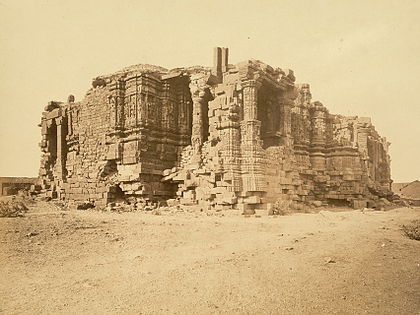 Il tempio di Somnath nel Gujarat fu raso al suolo più volte dalle armate musulmane per poi venire ricostruito. La distruzione definitiva avvenne nel 1299.[125]