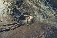 Пещера Валентина Lava Beds National Monument[англ.], Калифорния. Лавовая трубка классической формы, на стенах можно заметить уровень, на котором протекала лава