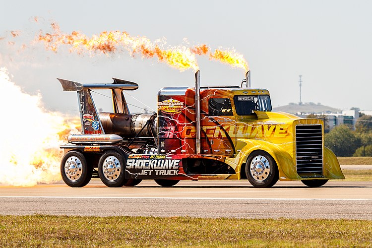 Седельный тягач с реактивным двигателем Shockwave Truck на авиашоу Alliance Air Show, Форт-Уэрт, Техас