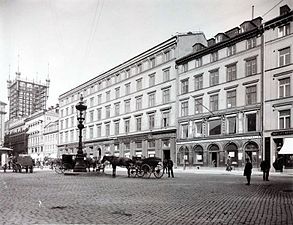 Torgets östra sida med de båda Folckerska husen och Sven Scholanders fotografiska magasin. I fonden Telefontornet (1906).