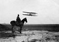 Kaptein Paul Engelhardt i dobbeltdekker over Johannisthal i 1910. Engelhardt døde i flystyrt året etter. Foto: Haeckel, Otto