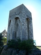 Matacanes sobre arcos comprimidos entre contrafuertes medianos,[4]​ torre maestra de Clansayes.