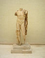 Estatua de mármol de un emperador romano divinizado, siglo II d. C. Fue hallada por un buceador en las aguas del Islote de Sancti Petri en 1905.