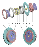 Vue éclatée de l'assemblage des rotors de la machine Enigma. 1. Anneau encoché 2. Point indiquant le contact « A » pour l'assemblage 3. Roue de l'alphabet 4. Contacts plats 5. Connexions électriques 6. Contacts à aiguille 7. Anneau élastique de réglage 8. Moyeu 9. Roue dentée de positionnement manuel du rotor 10. Roue à rochet.