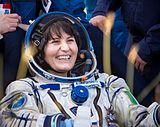 Samantha Cristoforetti, astronauta italiana, després d'aterrar. Amb el casc parcialment desmuntat