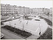 Krugerplein met klimrek van Aldo van Eyck (rechts naast huisje, 1971)