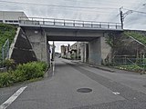 道路になったユニチカ専用線跡と愛知環状鉄道線の交差地点