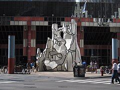 Le Monument à la bête debout à l'angle sud-est.