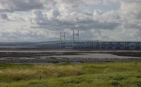 Severn-rivierstrand met die motorbrug Second Severn Crossing