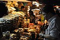Home mercando nun 'chiringu' d'un mercáu de Kota Kinabalu