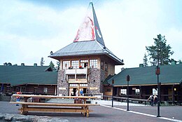 Śedźiba Santa Klausa wele Rovaniemi, bjoło kryska je gynau na půłnocnym podebjegůnowym kole