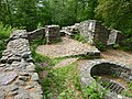 Sodbrunnen und innerer Bereich des Gemäuers