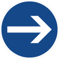 rundes Schild mit weißem, nach rechts zeigendem Pfeil auf blauem Grund
