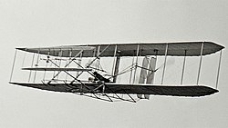 Orville Wright im Flyer II am 16. November 1904 über der Huffman Prairie (Dayton, Ohio)