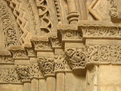 Detalle del pórtico del claustro de la catedral vieja de Lérida.