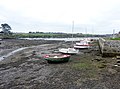 La grève de l'anse Saint-Gildas à marée basse et la réplique de l'obélisque de Louxor.