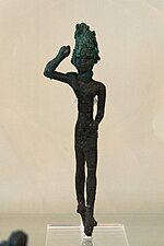 Figura de bronce de un hombre del Santuario de Filacopí, de la cultura micénica, en el Museo Arqueológico de Milos.