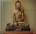 Bouddha assis en position de « prise de la terre à témoin ». Albâtre, laqué, orné de pierreries et doré. Birmanie, XIXe siècle[N 2].