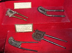 Ciseaux pour la circoncision, fin de l'époque ottomane, Nur al-Din Bimaristan, Damas.