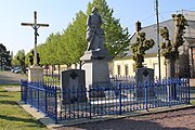 Le monument aux morts et le calvaire.