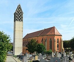 Les abat-sons du campanile moderne de l'église de Pfaffenheim participent à l'esthétique.