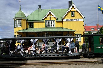 Utflyktsvagn från Helsingborg-Råå-Ramlösa-Järnväg framför Mariefred station.