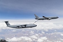 Un KC-46 (767 militaire) ravitaillant un C-5M via une perche télescopique.