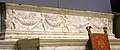 Michelozzo und Werkstatt, Sockel des Grabmals des Bartolomeo Aragazzi mit girlandentragenden Putten, Marmor, um 1435, Dom, Montepulciano