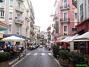 Rue d'Angleterre à son début avec ses restaurants, direction sud.