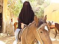 Een Egyptische vrouw die een nikab draagt