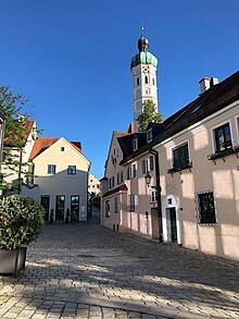 Der Pfarrplatz in Dachau, Blick auf die Stadtpfarrkirche St. Jakob und ihren Kirchturm.