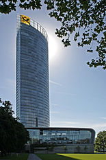 Huvudkontoret i Bonn (t.v.) och brevlåda med Bundesposts logotyp utanför ett postkontor med Deutsche Posts logotyp.